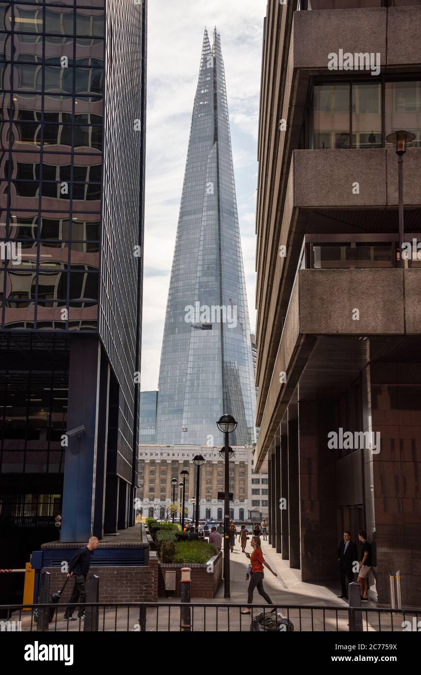 Blick zwischen Büroblöcken Richtung The Shard, London, Großbritannien Stockfoto
