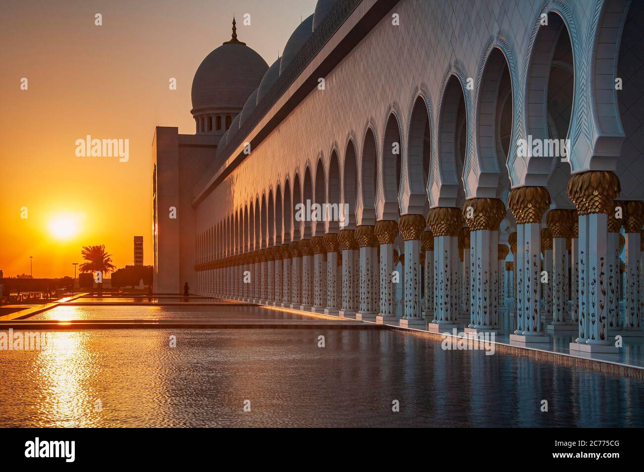 Die Sheikh Zayed Grand Moschee bei Sonnenuntergang, Abu Dhabi, Vereinigte Arabische Emirate, Naher Osten Stockfoto