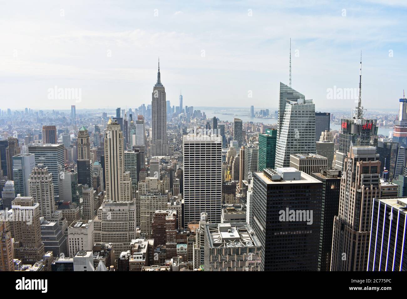Eine weite Aussicht vom Top of the Rock in New York City mit Blick nach Süden zur Innenstadt, zum World Trade Center, den Time Square Wolkenkratzern und zum Empire State Building. Stockfoto
