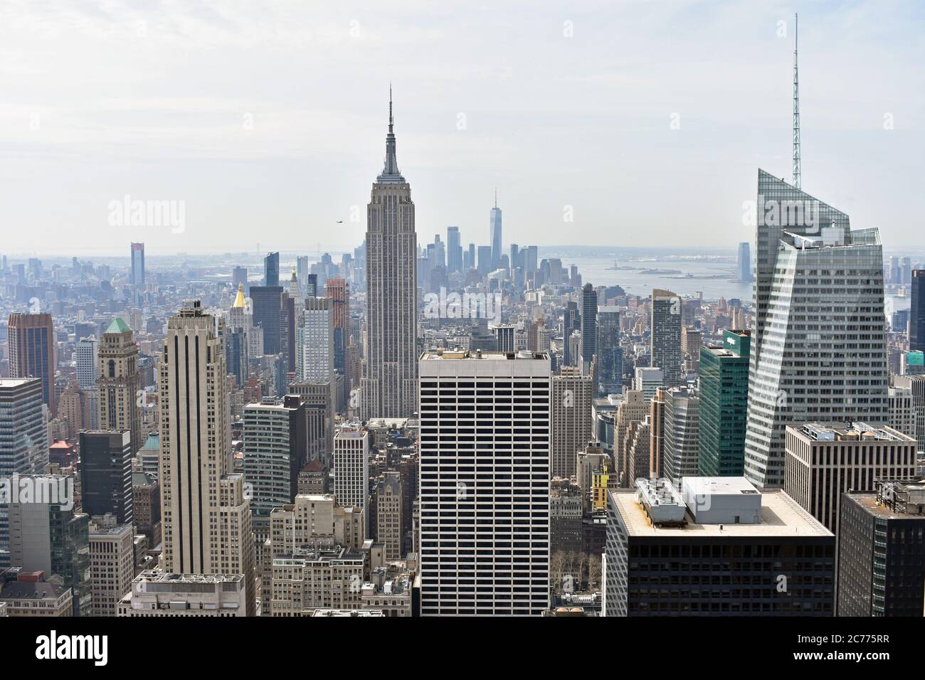 Eine weite Aussicht vom Top of the Rock in New York City mit Blick nach Süden zur Innenstadt, zum World Trade Center & Empire State Building. Wolkenkratzer In Manhattan. Stockfoto