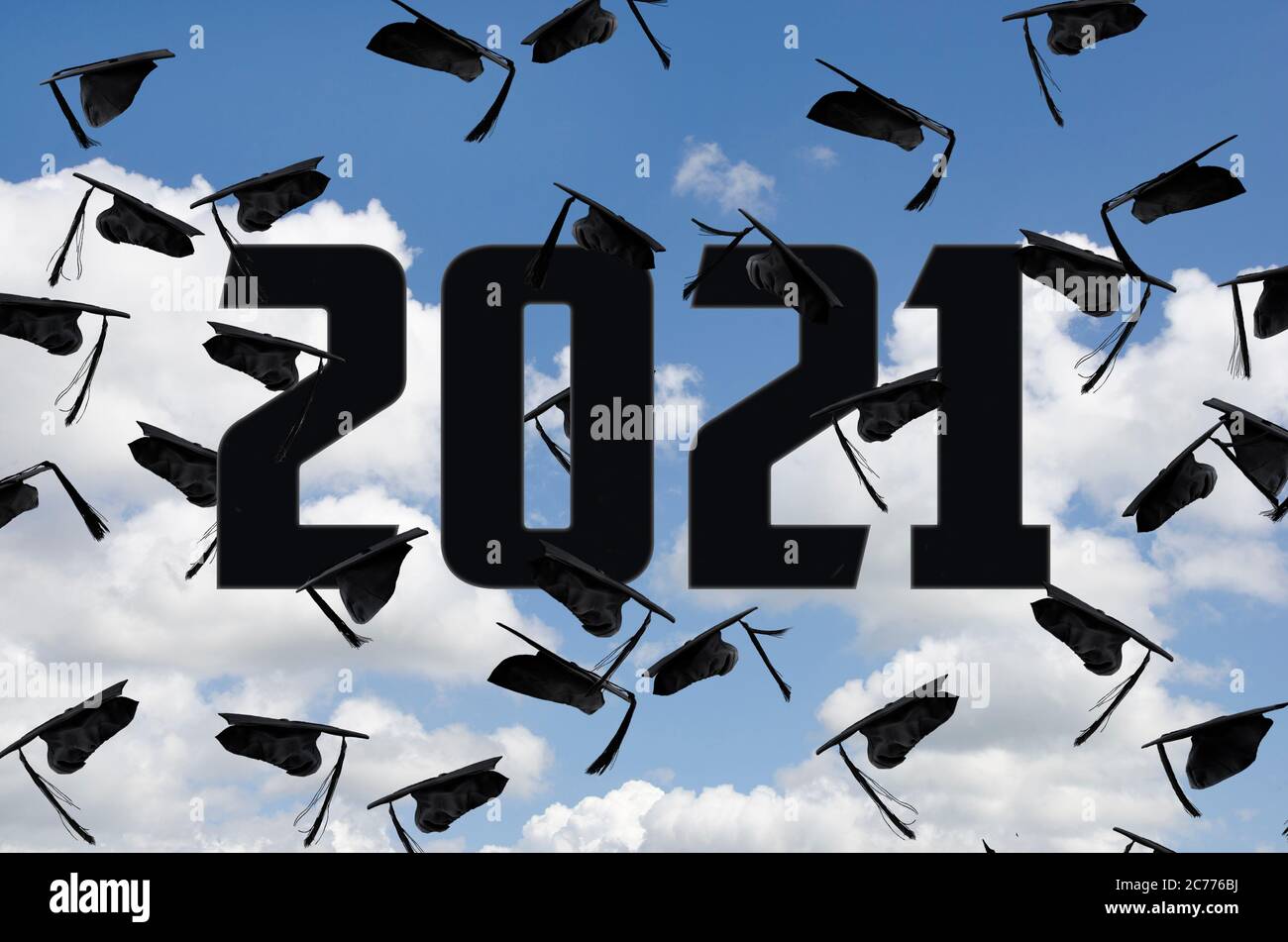 Schwarze Graduierungskappen am Himmel mit Wolken und 2021 Text Stockfoto