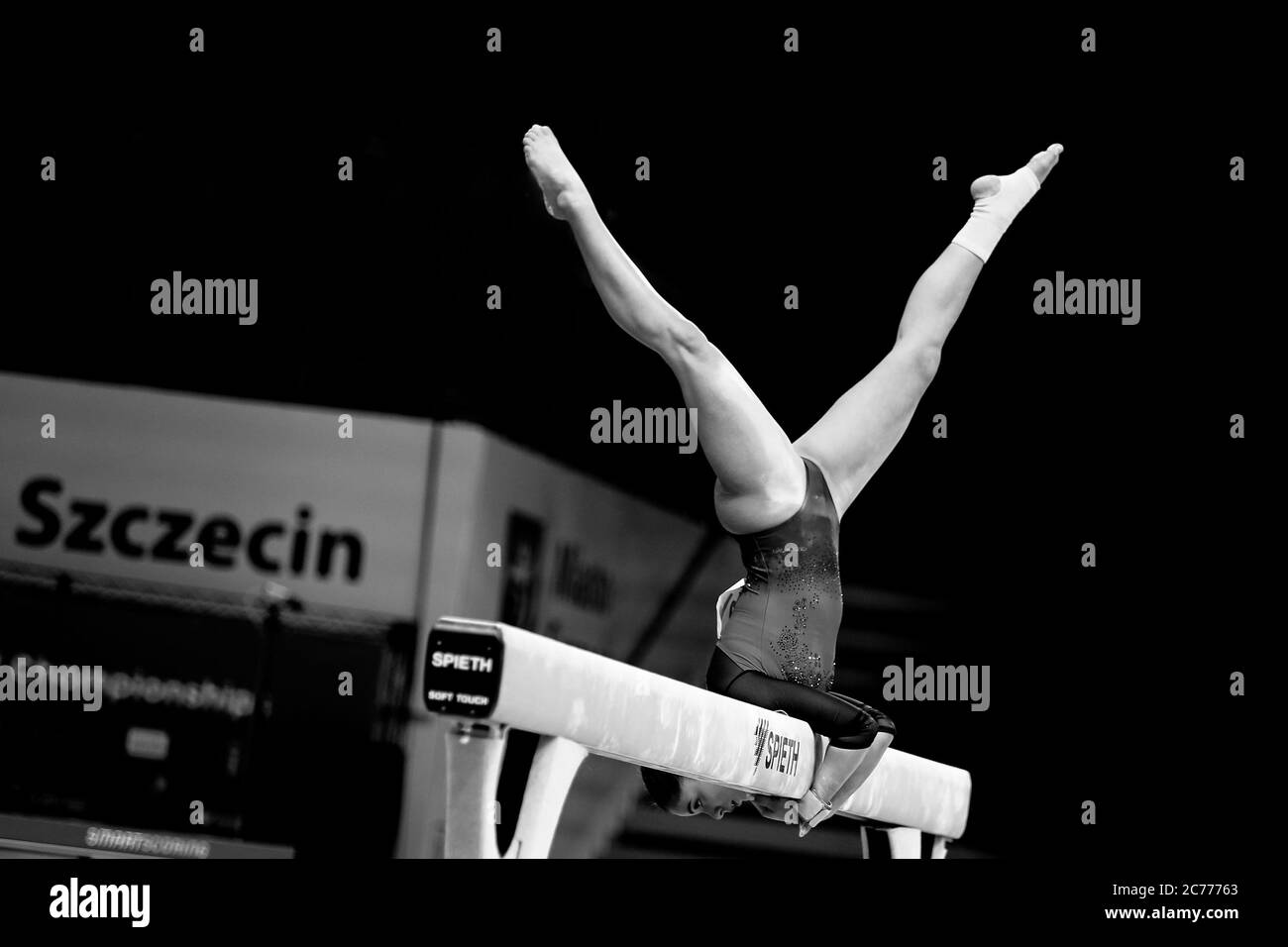 Stettin, Polen, 11. April 2019: Zoja Szekely aus Ungarn tritt auf dem Balancetab während der europäischen Kunstturnmeisterschaften in Polen an Stockfoto