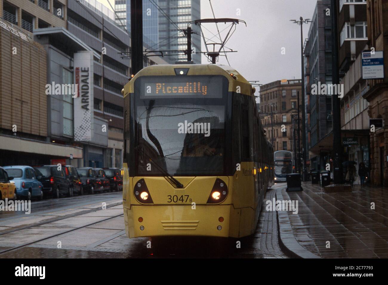 Manchester, Großbritannien - 29. Juni 2020: Eine Metrolink-Straßenbahn an der Market Street an einem regnerischen Tag. Stockfoto