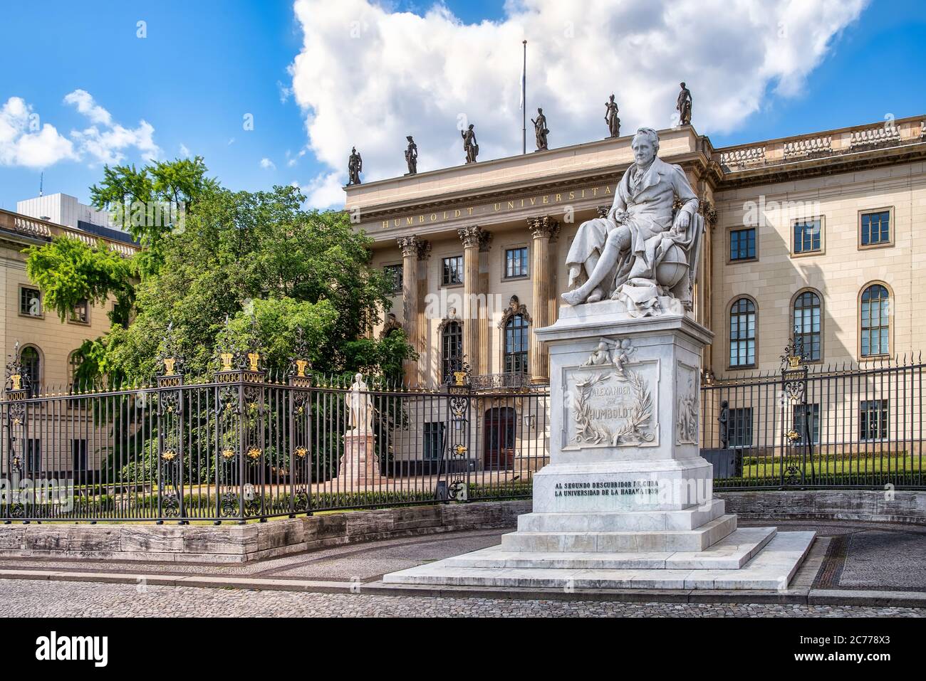 Berlin, Deutschland, 06/14/2020: Alexander von Humboldt-Statue vor der Humboldt-Universität von 1883 von Reinhold Begas, Berlin, Deutschland, Stockfoto