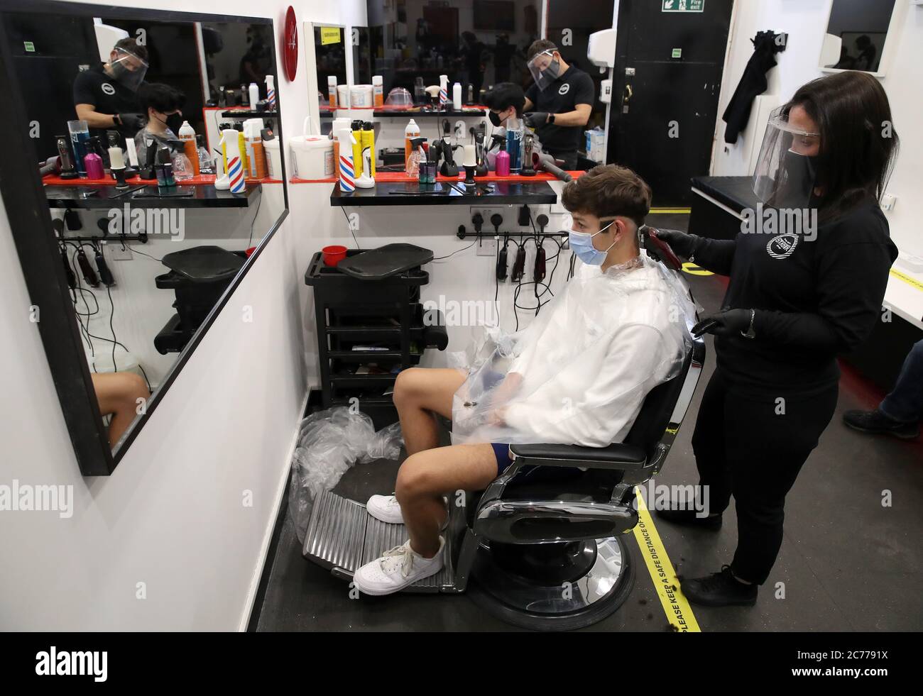 Barber Margaret McGillivray mit dem Kunden Mitchell Wildman im Stuhl