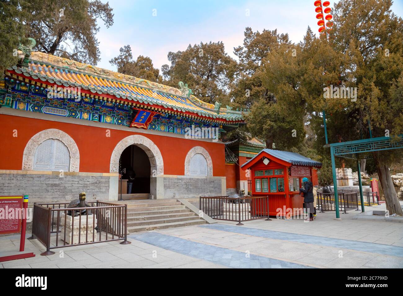 Peking, China - Jan 11 2020: Yongan Tempel (Tempel des ewigen Friedens) im Herzen des Beihai Park in Jade Flower Island. Hier finden Sie die Stockfoto