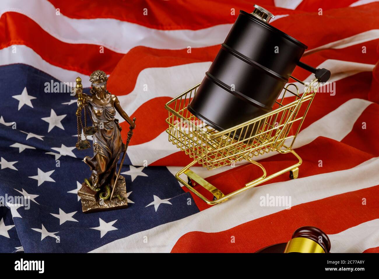 Konzept auf der Erdöl Produkte Preiswachstum der US-Papierwährung USA Flagge hölzernen Richter Hammer Gericht Showdowns Stockfoto