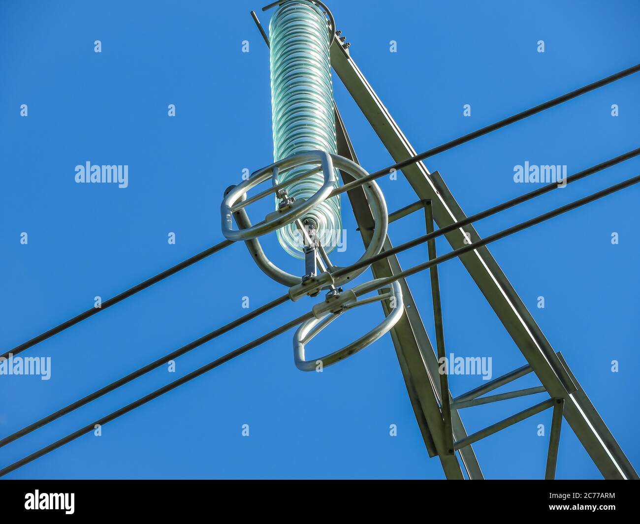 Isolator und Stromleitung, die Strom in Schweden liefern, was heute Teil des Problems ist und erweitert werden muss. Stockfoto