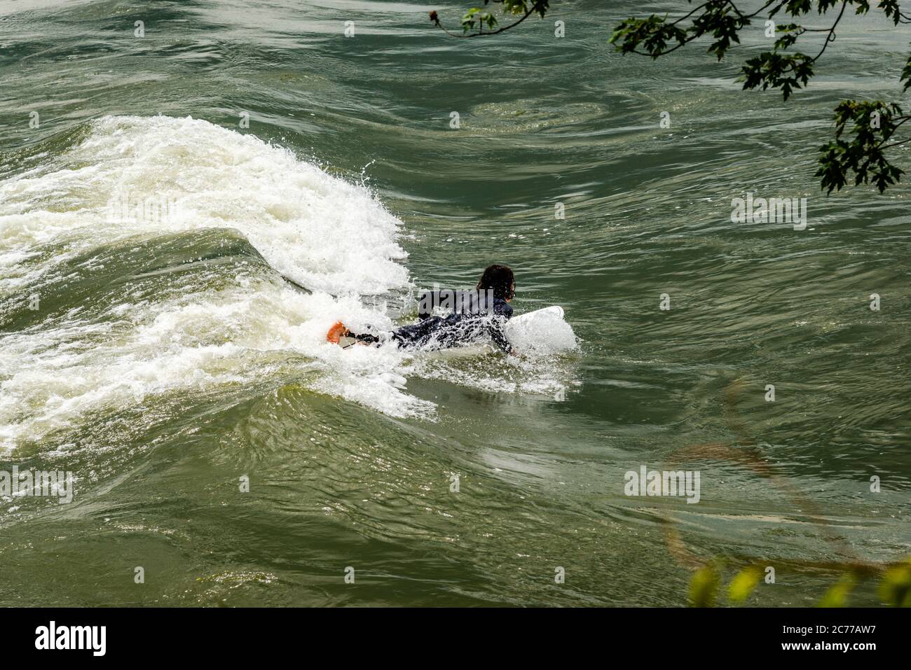 Surfen im St. Lawrence River in Montréal - Québec, Kanada Stockfoto