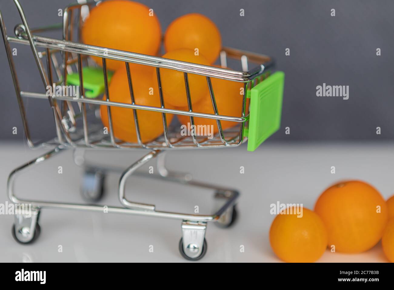 Wagen mit Kirschtomaten aus der Nähe, Einkaufskonzept. Stockfoto