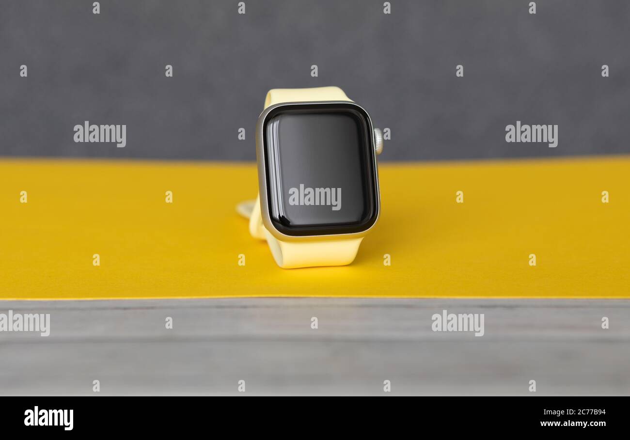 Petrozavodsk, Russland - 12. Juli 2020: Neues Apple Watch Series 4 aus Aluminium und Keramik. Auf gelbem und grauem Hintergrund. Stockfoto