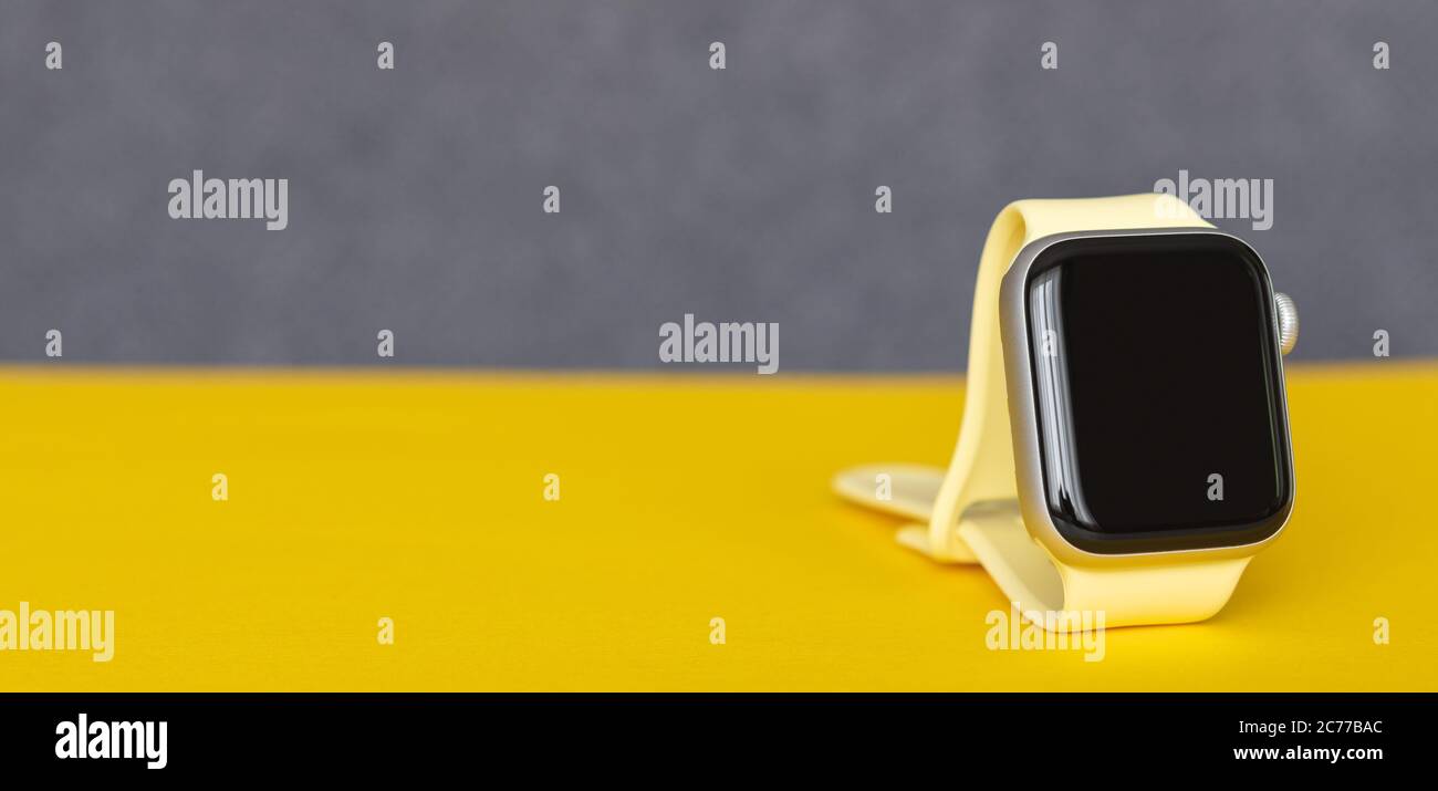 Petrozavodsk, Russland - 12. Juli 2020: Neues Apple Watch Series 4 aus Aluminium und Keramik. Auf gelbem und grauem Hintergrund. Stockfoto