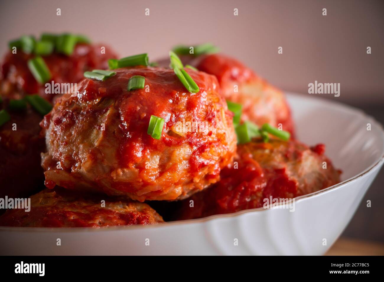 Fleischbällchen mit Tomatensauce und Kräutern. Leckere Fleischbällchen in Tomatensauce aus der Nähe Stockfoto
