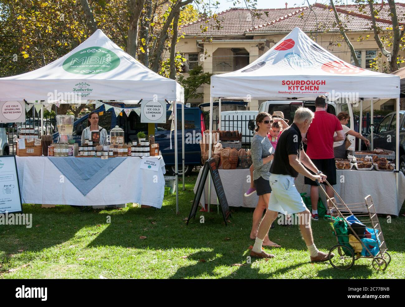 Elwood Farmers' Market, ein monatliches Wochenend-Outlet für Kleinbauern und -Produzenten in diesem Vorort an der Bucht von Melbourne, Australien Stockfoto