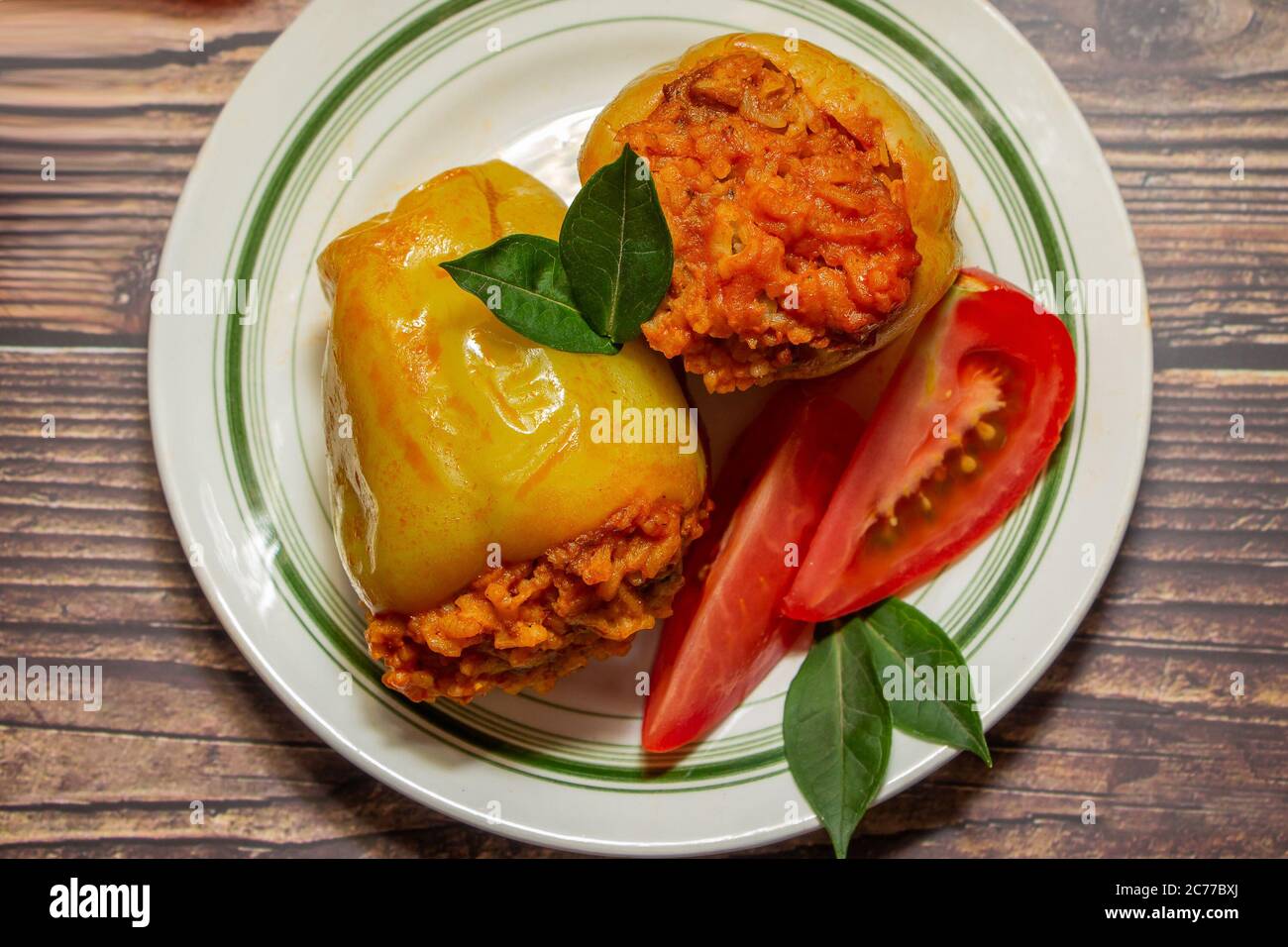 Gelbe Paprika gefüllt mit Fleisch auf einem weißen Teller, flachlegen Stockfoto