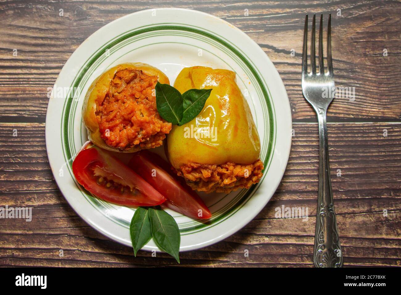Gelbe Paprika gefüllt mit Fleisch auf einem weißen Teller, flachlegen Stockfoto