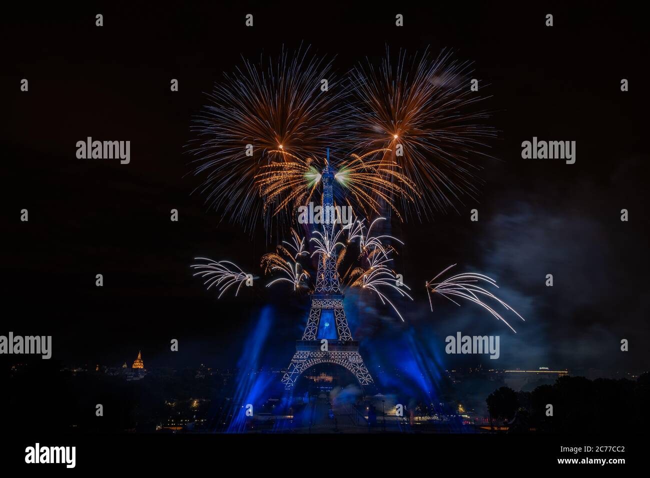 Paris, Frankreich. Juli 2020. Feuerwerk explodiert in der Nähe des Eiffelturms während der Bastille-Tag-Feierlichkeiten in Paris, Frankreich, 14. Juli 2020. Quelle: Aurelien Morissard/Xinhua/Alamy Live News Stockfoto