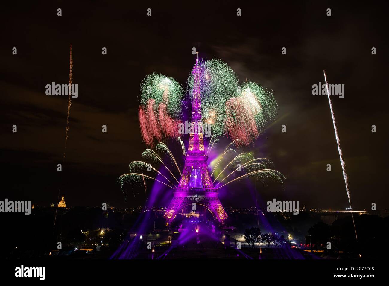 Paris, Frankreich. Juli 2020. Feuerwerk explodiert in der Nähe des Eiffelturms während der Bastille-Tag-Feierlichkeiten in Paris, Frankreich, 14. Juli 2020. Quelle: Aurelien Morissard/Xinhua/Alamy Live News Stockfoto