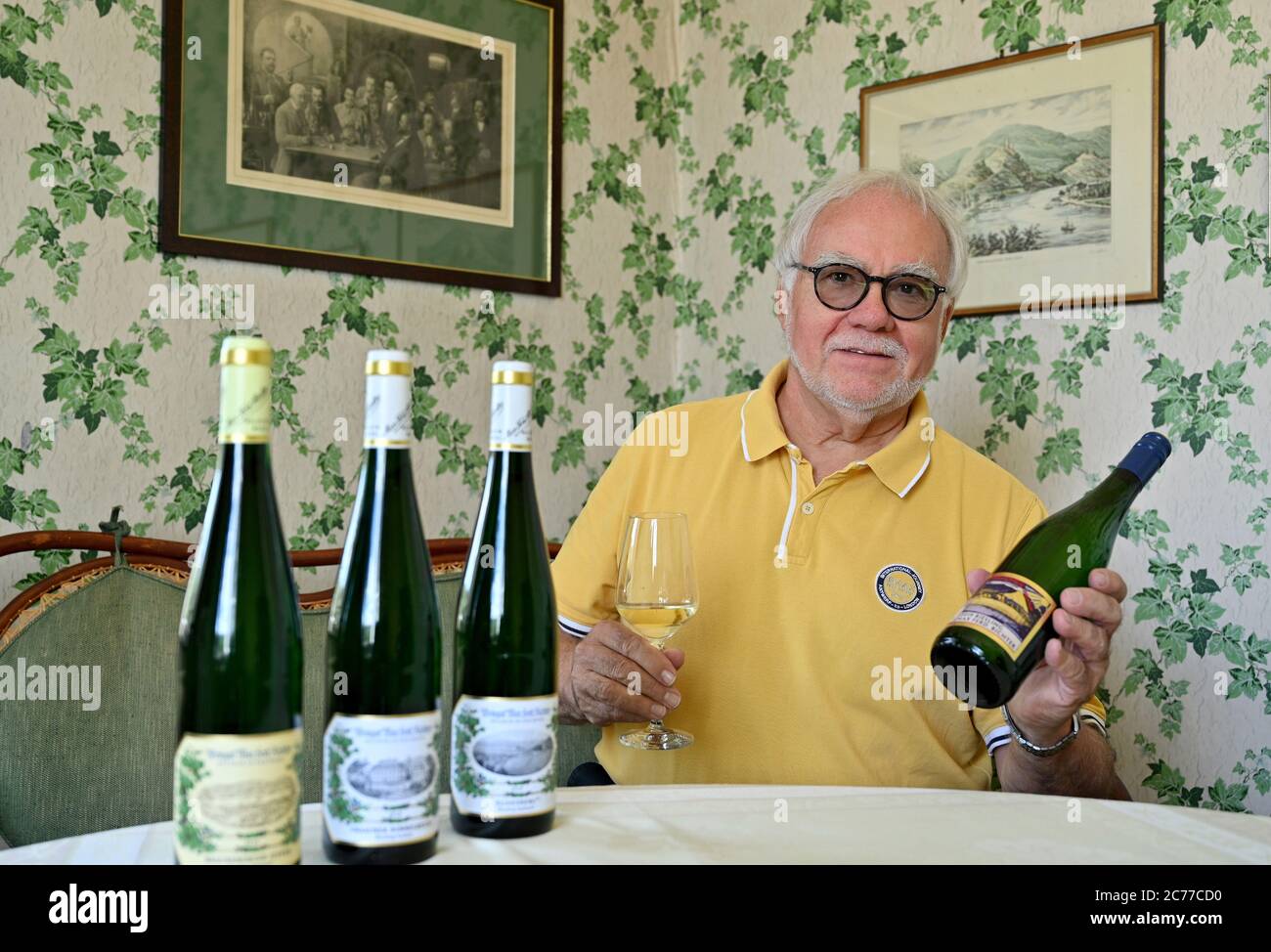 07. Juli 2020, Rheinland-Pfalz, Mülheim: Winzer Dirk Richter präsentiert in seinem Weingut eine Reihe von Weinen, darunter einen aus dem Mülheimer Sonnenlay, der bereits in den 1920er und 1930er Jahren auf den Zeppelin-Luftschiffen serviert wurde. (An dpa-Korr 'von Mosel, Saar und Rhein ins Glas der Könige') Foto: Harald Tittel/dpa Stockfoto
