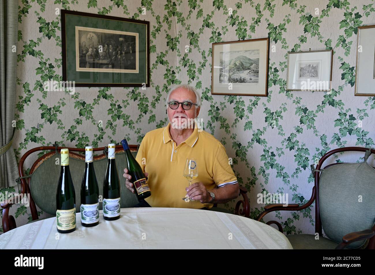 07. Juli 2020, Rheinland-Pfalz, Mülheim: Winzer Dirk Richter präsentiert in seinem Weingut eine Reihe von Weinen, darunter einen aus dem Mülheimer Sonnenlay, der bereits in den 1920er und 1930er Jahren auf den Zeppelin-Luftschiffen serviert wurde. (An dpa-Korr 'von Mosel, Saar und Rhein ins Glas der Könige') Foto: Harald Tittel/dpa Stockfoto
