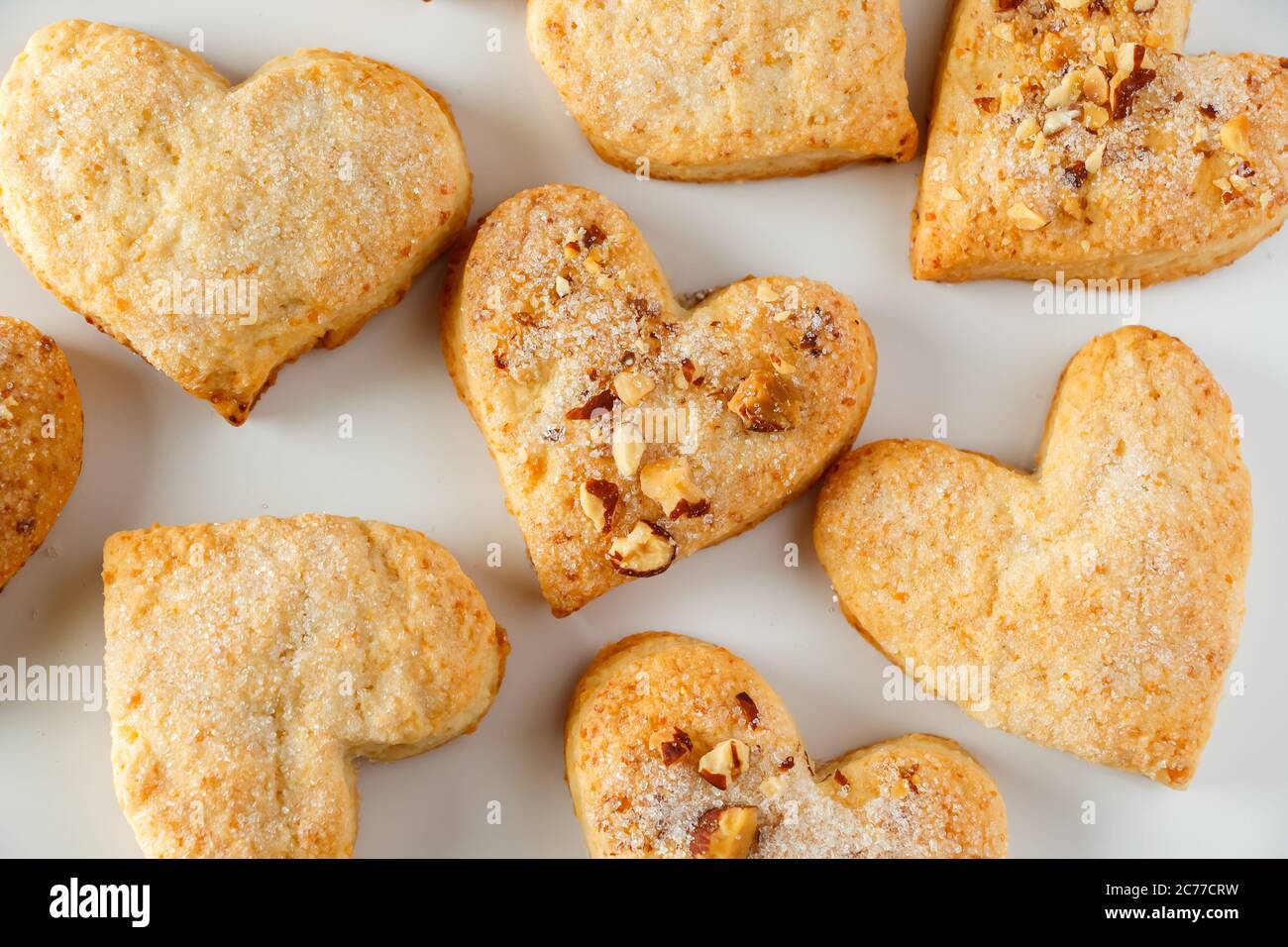 Herzförmige Kekse auf weißem Hintergrund. Nahaufnahme Herz-förmige Plätzchen-Muster auf weißem Hintergrund Stockfoto