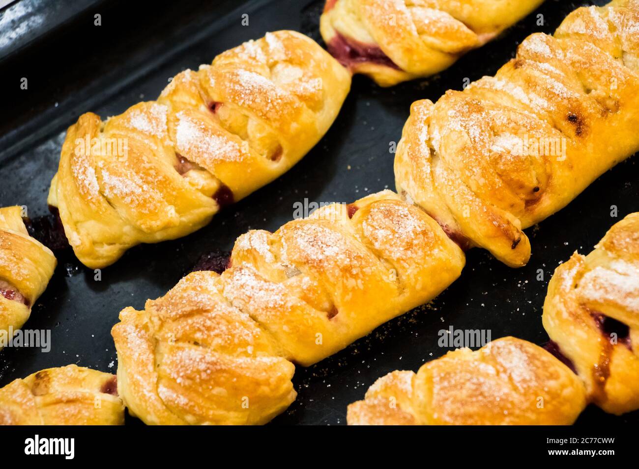 Croissants aus Blätterteig, gefüllt mit dunklen Stachelbeeren Stockfoto