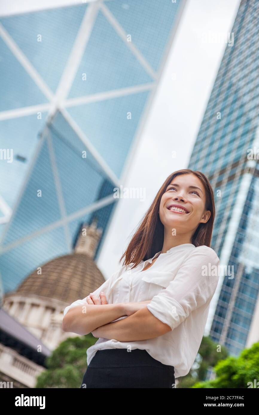 Asiatische Geschäftsfrau zuversichtlich in Hongkong. Geschäftsfrau stehend im Freien Blick in der Hoffnung auf zukünftige Karriere mit Stadt Hintergrund. Jung Stockfoto