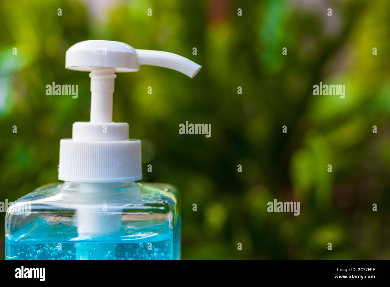 Nahaufnahme Pumpe der Blue Alkohols Gel-Flasche auf Natur Hintergrund. Stockfoto