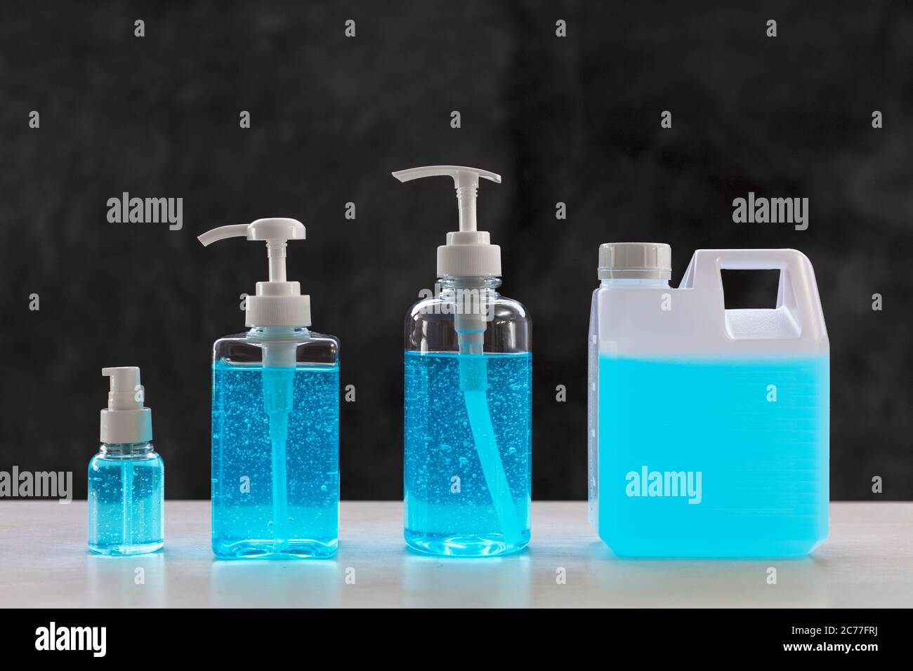 Blaue Alkohole Gel auf weißem Tisch und Calciumoxid Hintergrund. Handdesinfektionsmittel Gel für Reinigung. Handdesinfektionsmittel in 3 verschiedenen Größen Dump Flasche. Und 1L. Stockfoto