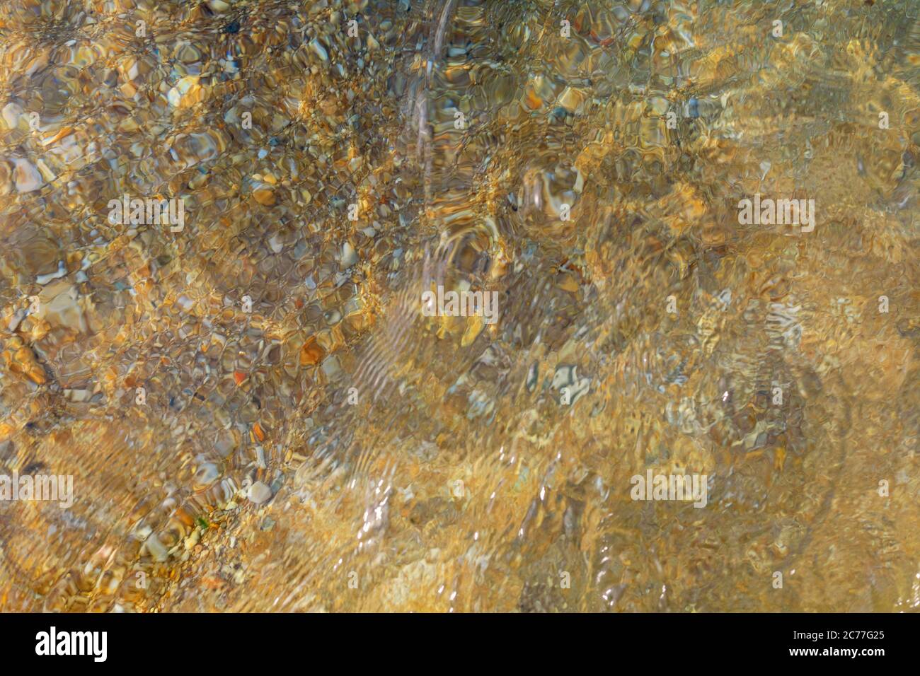 Draufsicht Welle mit Sand und kleinen Felsen Hintergrund. Mit Kopierplatz für Text oder Design. Stockfoto