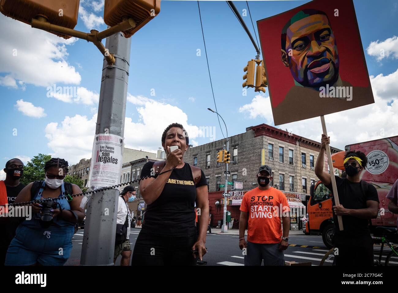 Brooklyn, Vereinigte Staaten Von Amerika . Juli 2020. NYC Ratsmitglied Laurie Cumbo spricht am 14. Juli 2020 bei einem S.O.S.-marsch gegen Gewalt und für Frieden im Crown Heights-Viertel von Brooklyn an die Menge. Die Kundgebung war eine Reaktion auf eine Zunahme von Schießereien und Tötungen, darunter ein einjähriges Baby am Wochenende. (Foto von Gabriele Holtermann/Sipa USA) Quelle: SIPA USA/Alamy Live News Stockfoto
