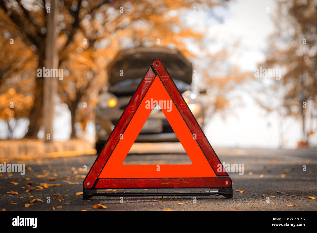 Authenzeit. Rotes Dreieck, rotes Not-aus-Schild, rotes Notsymbol und Autostopp und Parken auf der Straße. Stockfoto