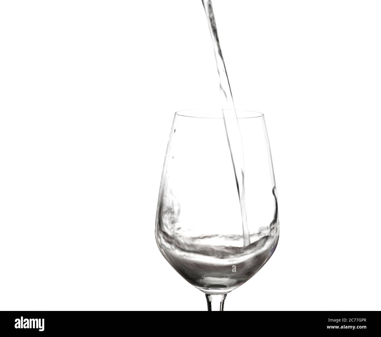 Wasser spritzt in Weinglas isoliert auf weiß Stockfoto