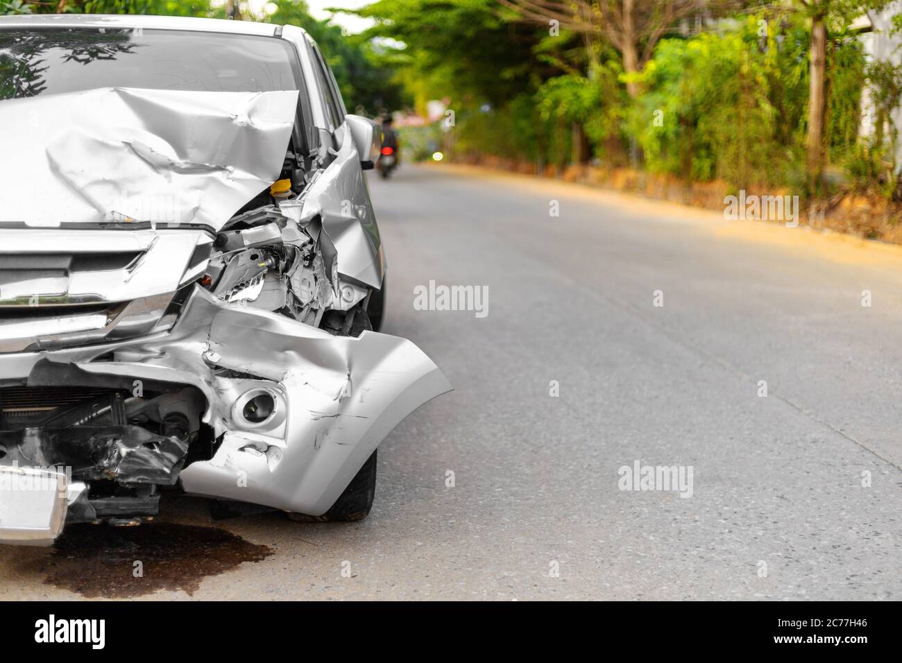 Vorne von hellgrau Auto groß beschädigt und durch Unfall auf dem Parkplatz gebrochen kann nicht mehr fahren. Mit Kopierplatz für Text oder Desin Stockfoto