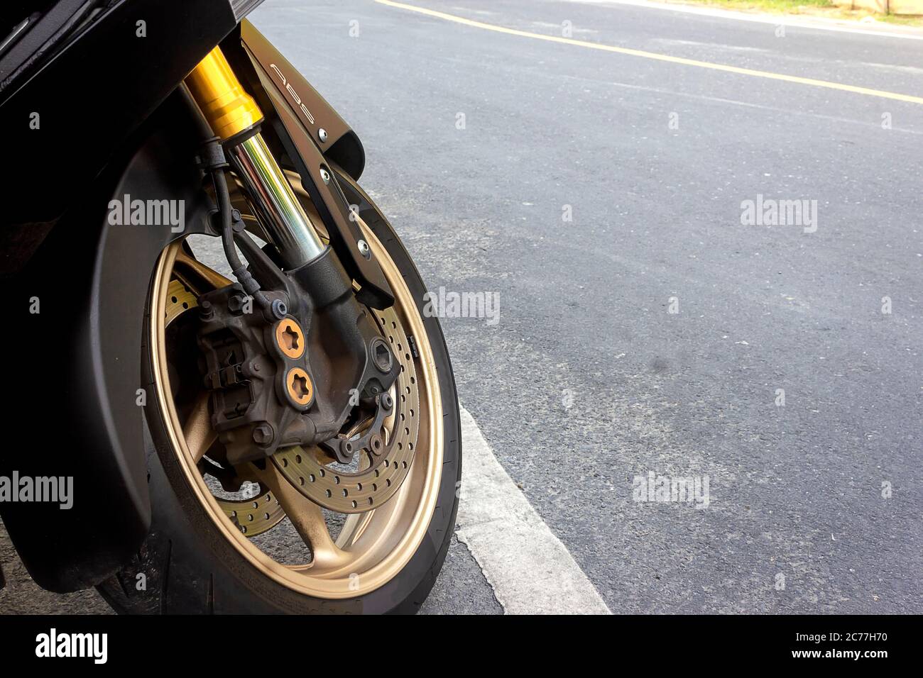 Vorderradsattel und abs-Scheibenbremse des Motorrads bleiben auf der Straße Stockfoto