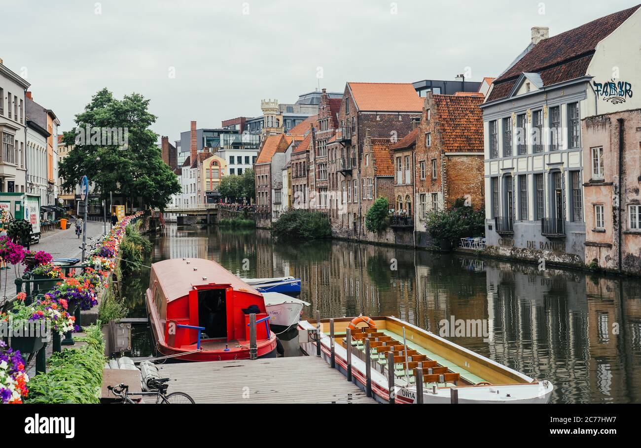 Die Schelde in Gent mit Booten entlang der Anlegestelle Stockfoto