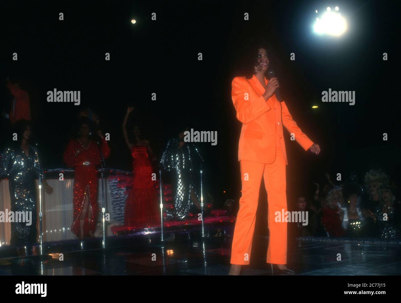 West Hollywood, California, USA 7. Januar 1996 Sängerin Diana Ross filmt am 7. Januar 1996 in West Hollywood, Kalifornien, USA ein Remake des "I will Survive"-Videos mit Drag Queen RuPaul auf dem Santa Monica Blvd. Foto von Barry King/Alamy Stockfoto Stockfoto