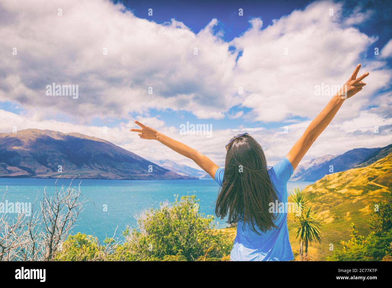 Neuseeland Reise Wanderlust glücklich Tourist Frau mit V-Zeichen Hand up am Wanaka See Landschaft Sommer Reiseziel. Abenteuer junge Mädchen aufgeregt Stockfoto