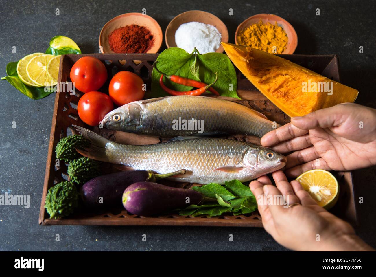 Kochen Zubereitung von Fisch und Gemüse mit der Verwendung von selektiven Fokus auf einen bestimmten Teil des Fisches, mit dem Rest der Fische, Gemüse und andere c Stockfoto