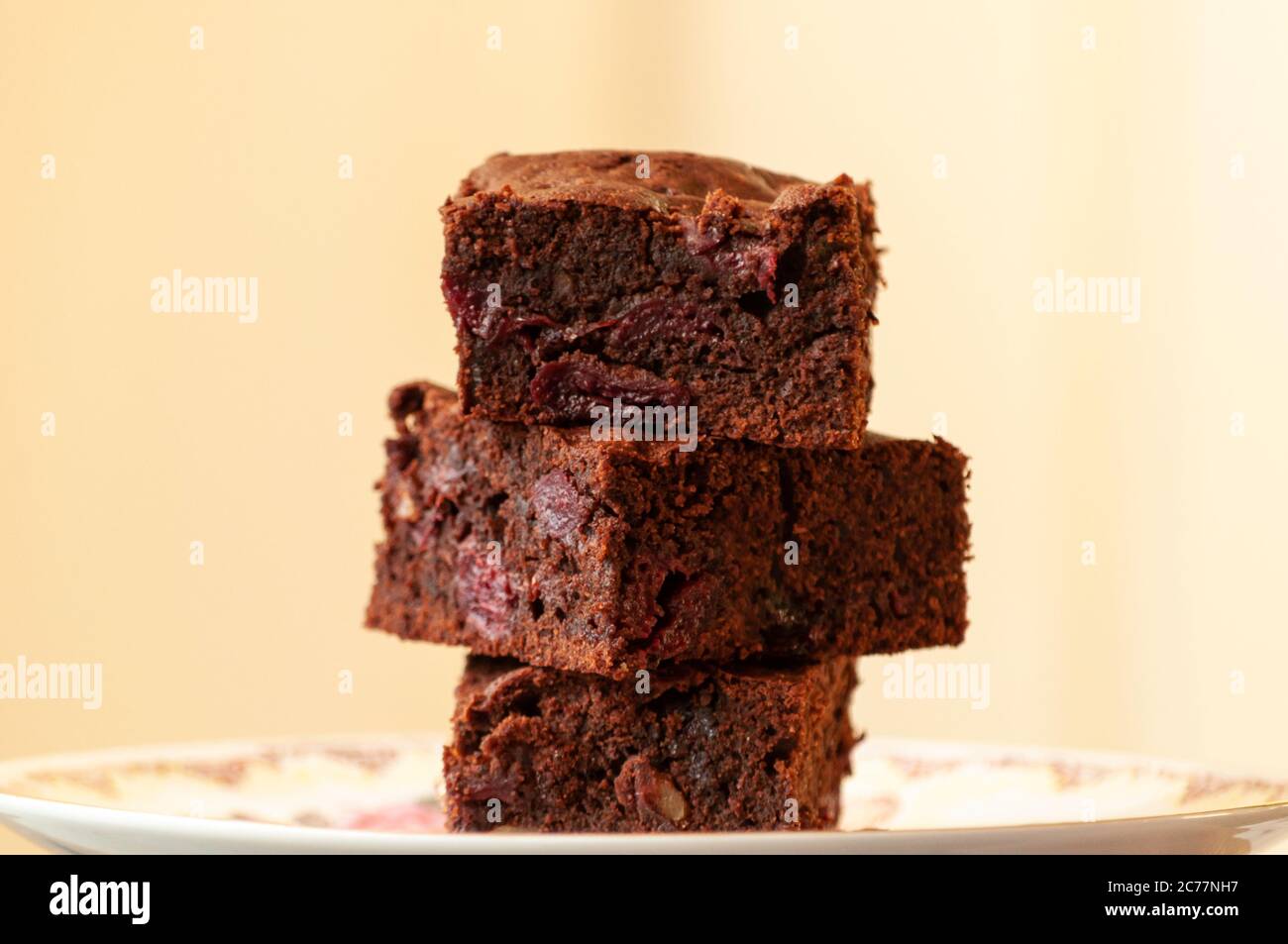Gebackene Brownies als Stapel von quadratischen Scheiben in dunkler Stimmung Stil Stockfoto