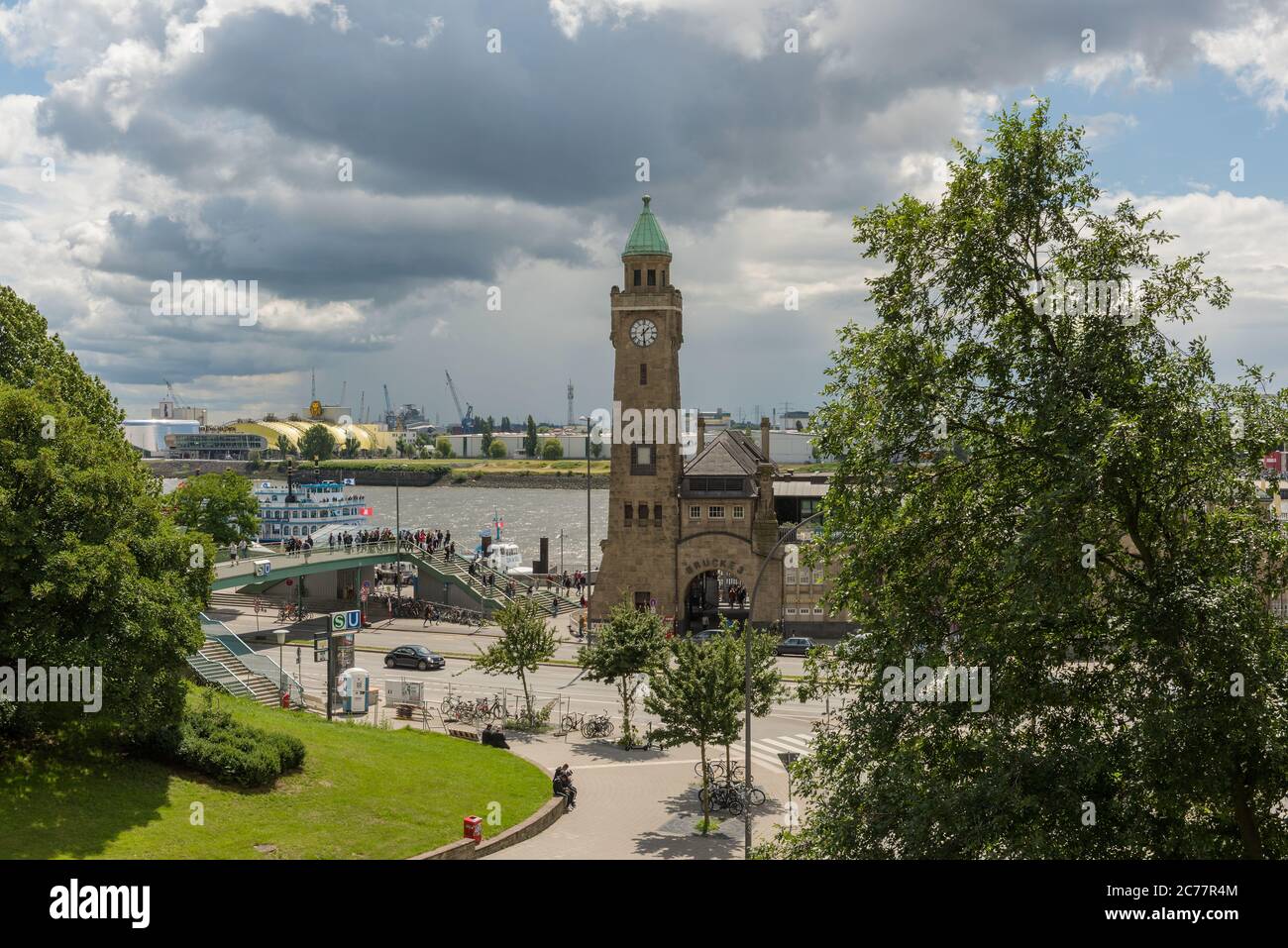 Blick auf die berühmten Hamburger Landungsbrücken mit Hafen, St. Pauli, Hamburg, Deutschland Stockfoto