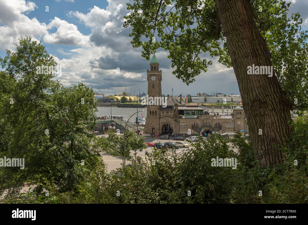 Blick auf die berühmten Hamburger Landungsbrücken mit Hafen, St. Pauli, Hamburg, Deutschland Stockfoto
