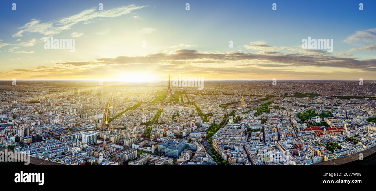Panoramablick auf das Zentrum von paris bei Sonnenuntergang Stockfoto