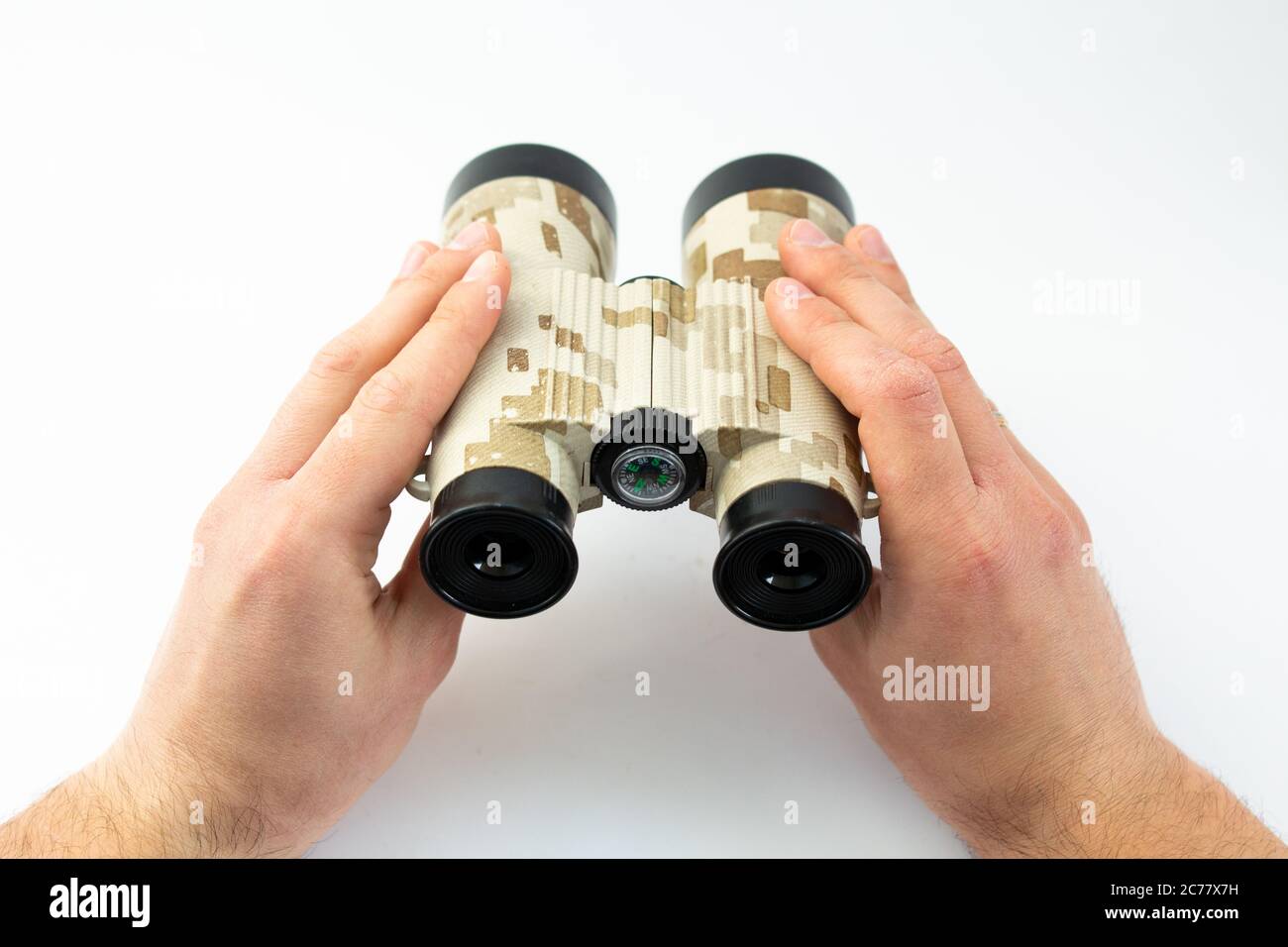 Fernglas in Händen auf weißem Hintergrund Stockfoto