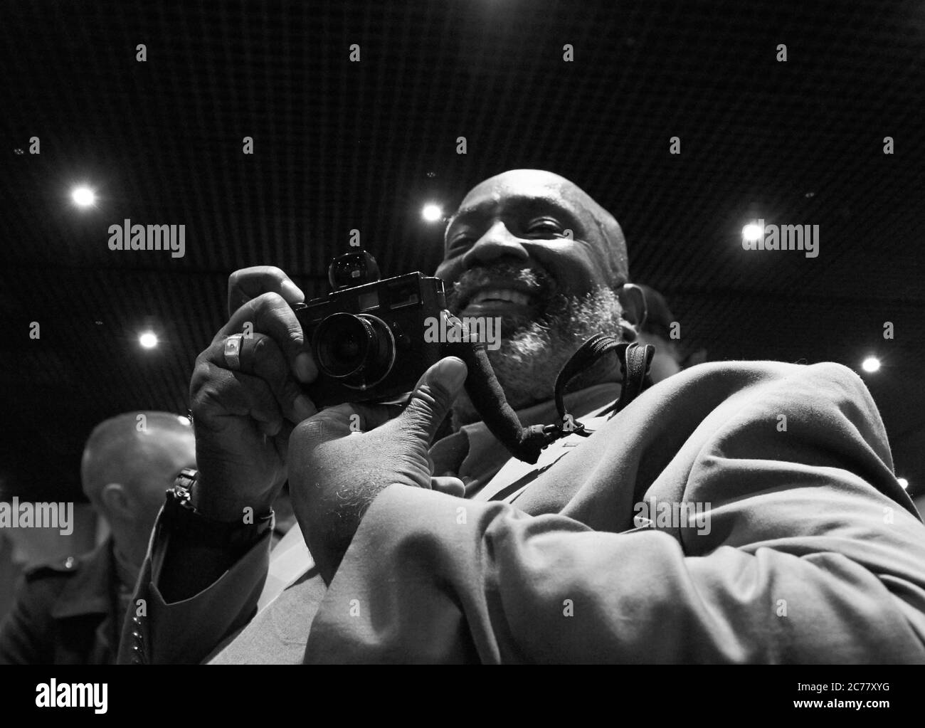 Fotograf der fotografischen Legende Eli Reed mit seiner Kamera im Schlepptau bei einem Magnum-Fotoworkshop in Sydney, Australien. Stockfoto