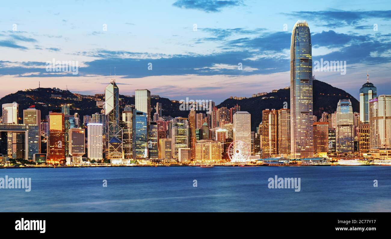 Nacht und Skyline der städtischen Architektur in Hongkong Stockfoto