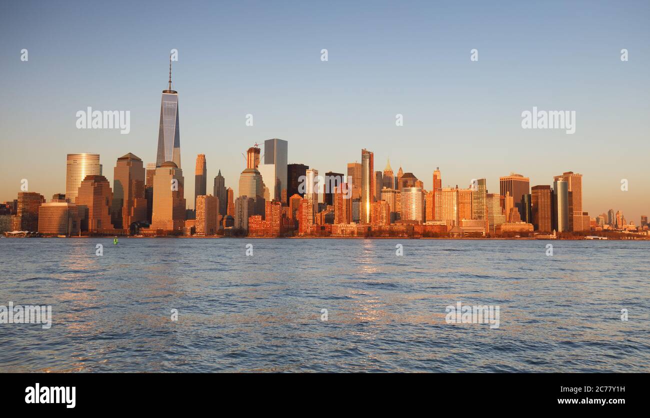 Lower Manhattan Wolkenkratzer und One World Trade Center in New York City Stockfoto