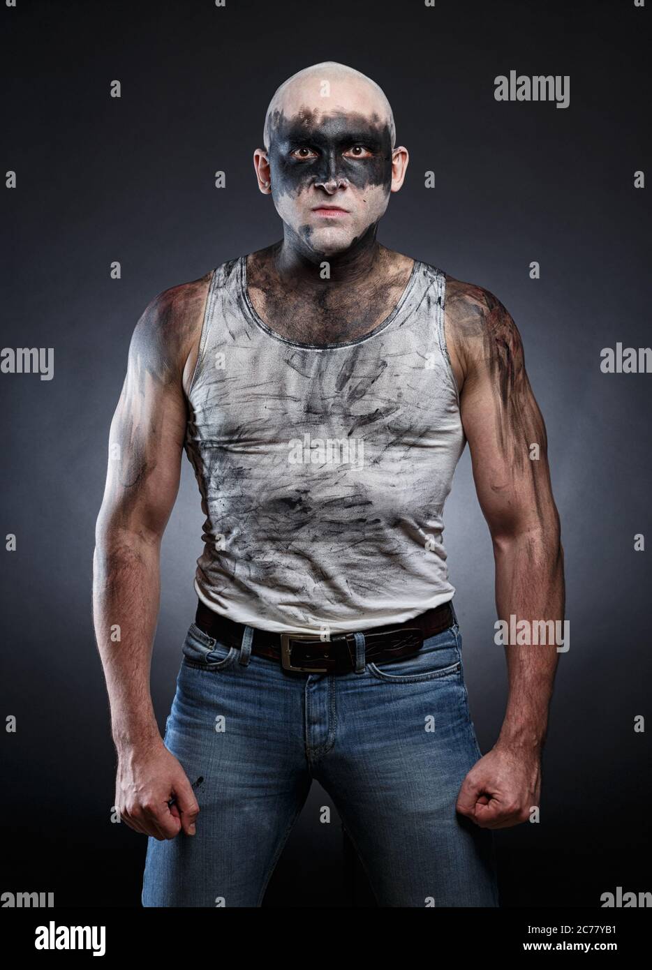 Kahlköpfiger aggressiver schmutziger Mann auf grauem Hintergrund Stockfoto