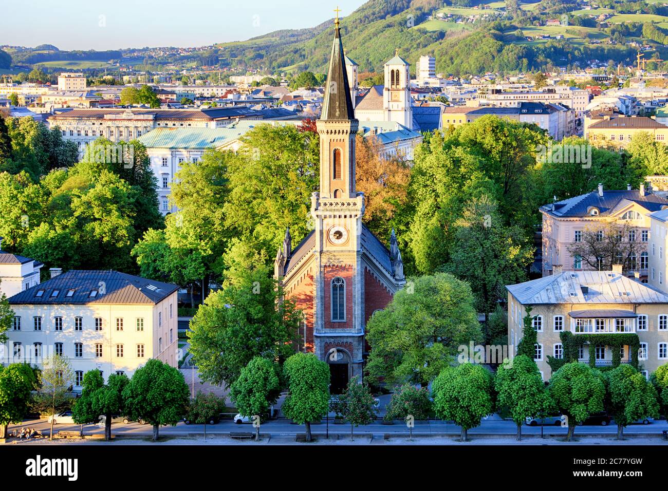 Klassische Ansicht der historischen Stadt Salzburg mit den Salzburger Dom und der berühmten Festung Hohensalzburg, Salzburger Land, Österreich Stockfoto