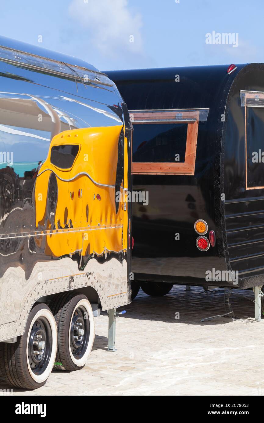 Mobile Restaurant Dekoration, Vintage-Lieferwagen für Fast Food Lieferung Stockfoto